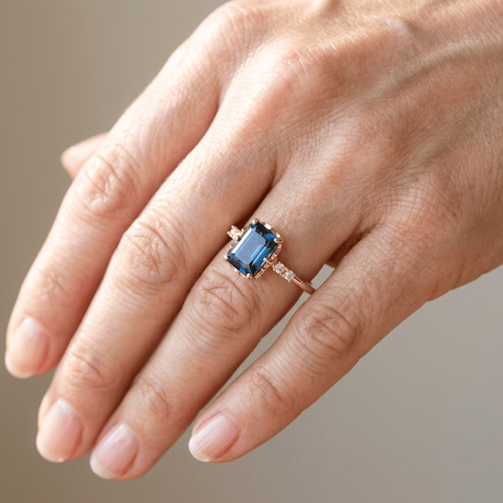 GOLD SAPPHIRE &amp; DIAMOND RING