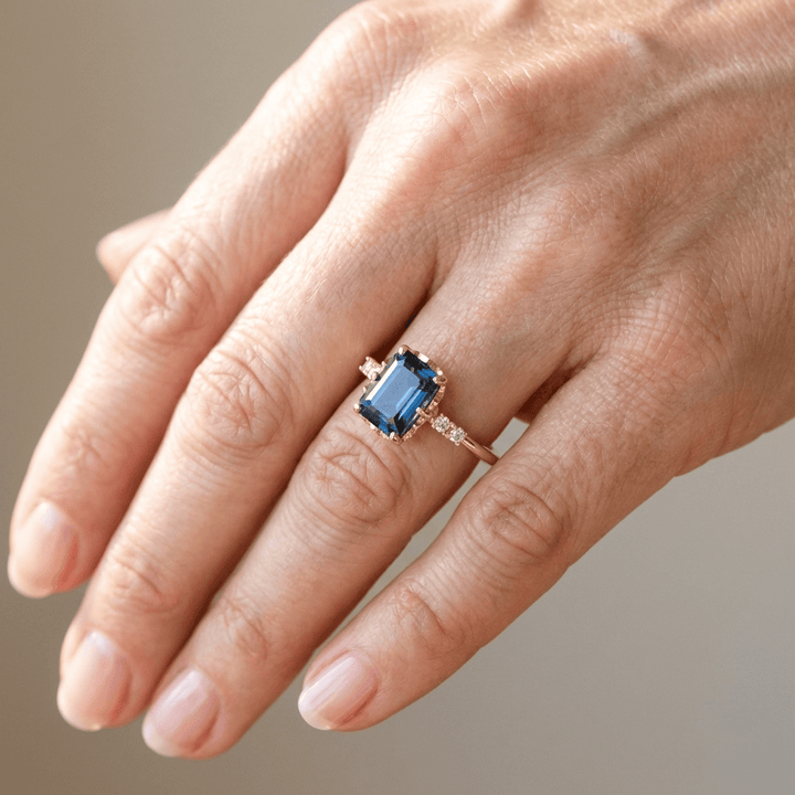 GOLD SAPPHIRE &amp; DIAMOND RING