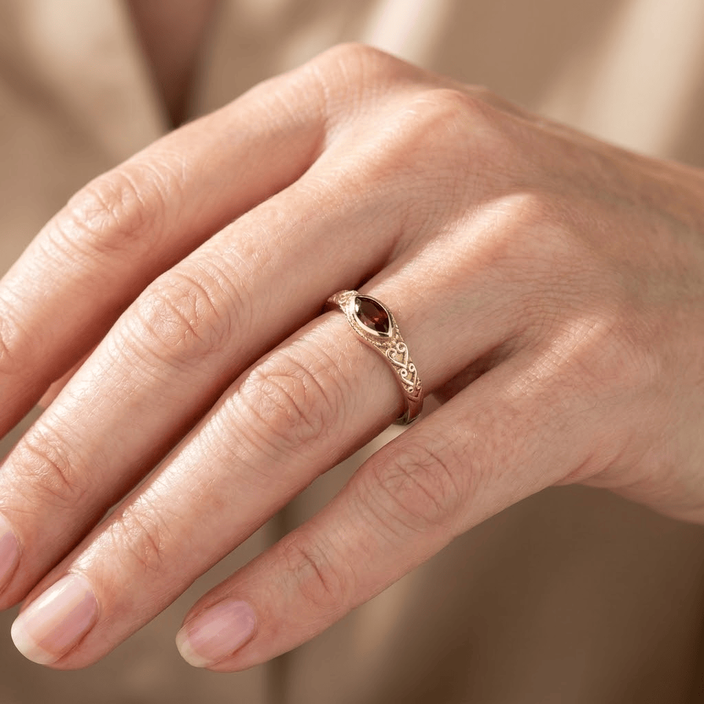 VINTAGE RED STONE RING